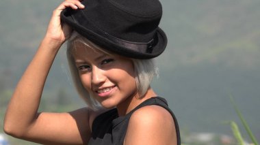 Şapkalı genç kadın.