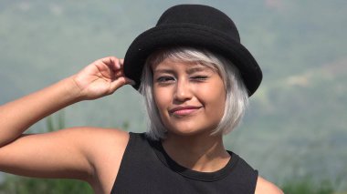 Seksi çekici genç kadın göz kırpıyor