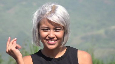 Eğlenceli mutlu genç kadın