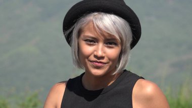 Gülümseyen genç kadın