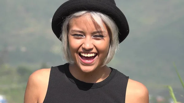 Felice sorridente asiatico donna — Foto Stock