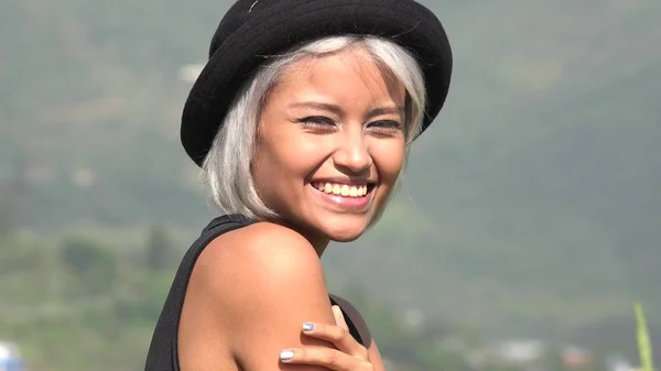 快乐的微笑亚洲女人 — 图库照片