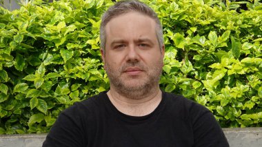 Heyecansız tıraşsız beyaz erkek