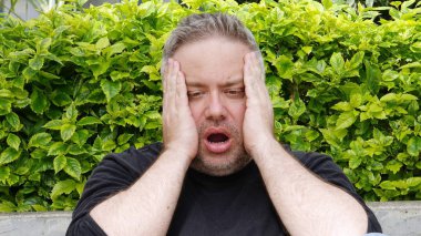 Yorgun tıraşsız kişi