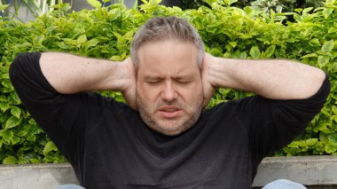 Sessiz tıraşsız erkek