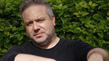 Tıraşsız erkek dinlenme