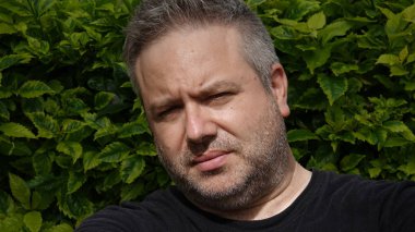 Ciddi tıraşsız kişi