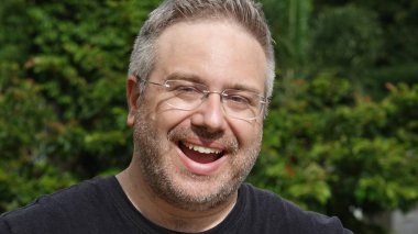 Tıraşsız kişinin güler yüz