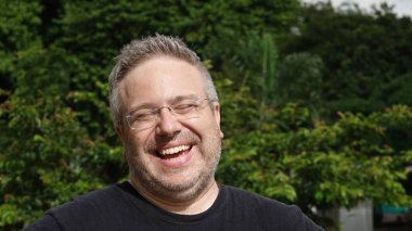 Beyaz erkek ve kahkaha