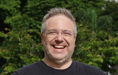 Tıraşsız erkek gülümseyen