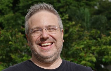 Beyaz erkek gülümseyen