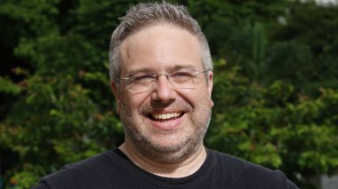 Kilolu erkek gülümseyen