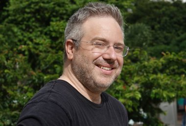 Tıraşsız beyaz erkek gülümseyen