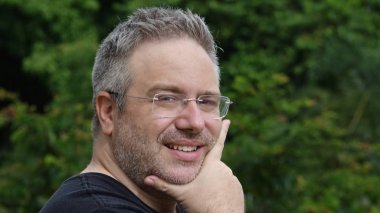 Tıraşsız beyaz erkek merak