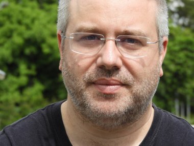 Heyecansız tıraşsız erkek