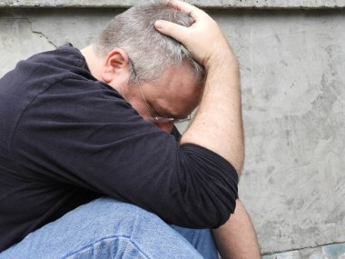 Üzgün tıraşsız insan