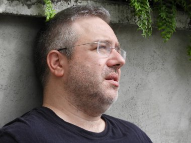 Endişeli tıraşsız beyaz erkek