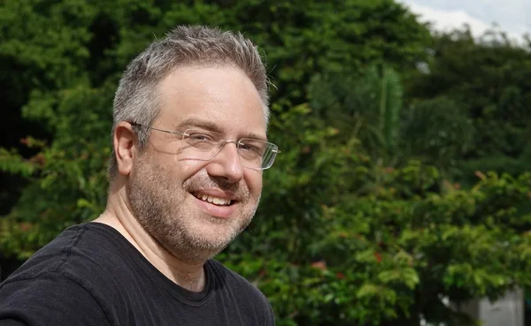 Hombre blanco sonriendo —  Fotos de Stock