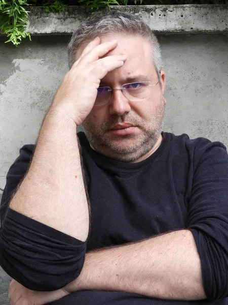 Mutsuz tıraşsız insan