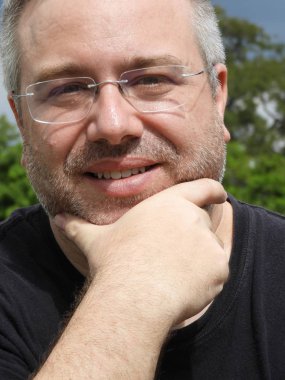 Tıraşsız beyaz erkek rahatlatıcı