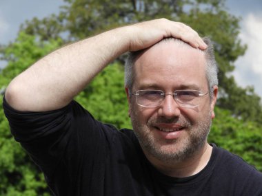 Unutkan tıraşsız beyaz erkek