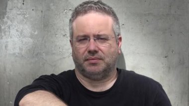 Ciddi adam tek başına oturmak