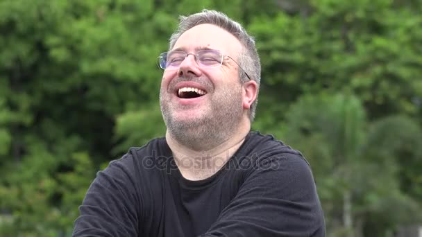 Feliz hombre de mediana edad sin afeitar grasa — Vídeos de Stock