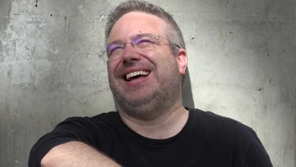 Fetter unrasierter erwachsener Mann lacht — Stockvideo