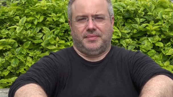 Unshaven grasso adulto maschio indossare occhiali da prescrizione — Video Stock