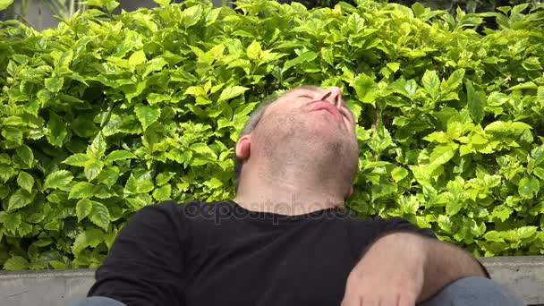 Uyuyan kilolu adam yorgun — Stok video