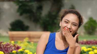 Bir kadın gülüyor