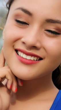 Genç kadın, gözleri kapalı