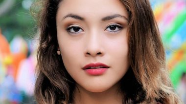 Güzel bir yüz ile genç farklı erkek