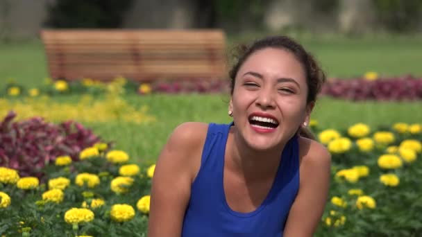 Молодая латиноамериканка смеётся — стоковое видео