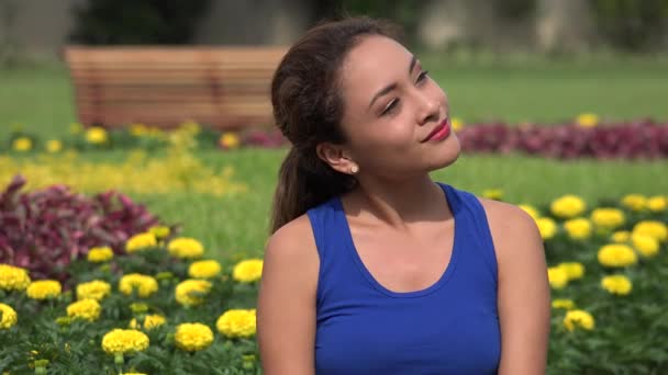Молодая испаноязычная женщина мечтает и думает — стоковое видео