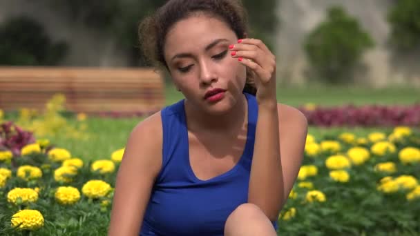 Смущенная юная испаноязычная женщина — стоковое видео