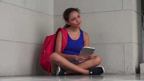 Verward College Student studeert met Tablet — Stockvideo