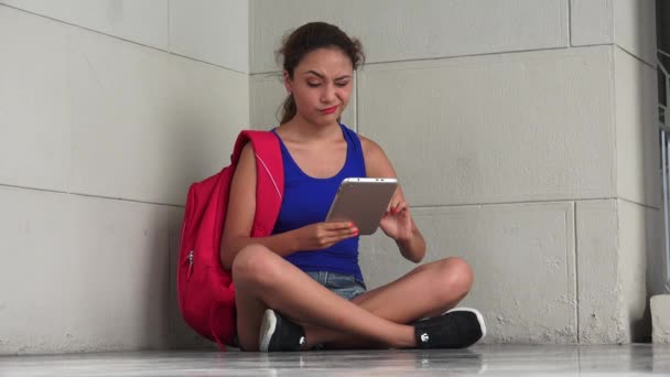 Studente universitario confuso con tablet — Video Stock