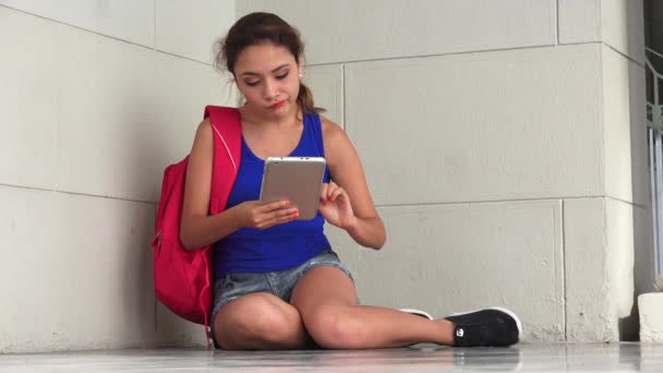 Набридлий студент читання планшет — стокове відео