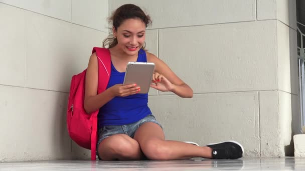 Estudante animado divertido com tablet — Vídeo de Stock