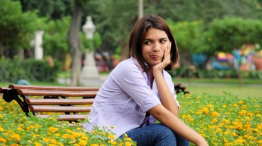 Endişe verici İspanyol kişi parkta oturuyor