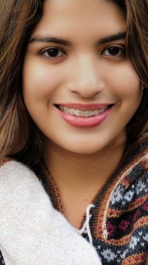 Süveter giyen bir kadın.