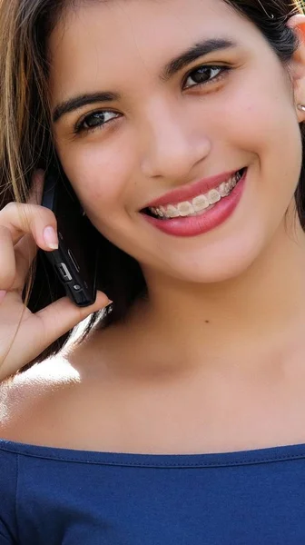 Jovem fêmea usando telefone — Fotografia de Stock