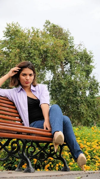 Preoccupante giovane peruviano seduto sulla panchina — Foto Stock