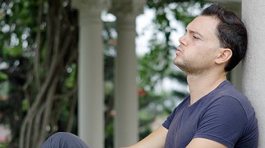 Tıraşsız erkek ve karışıklık