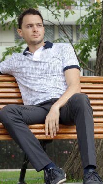 Oturma yakışıklı erkek