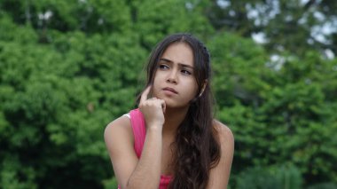 Düşünceli Latina kişi