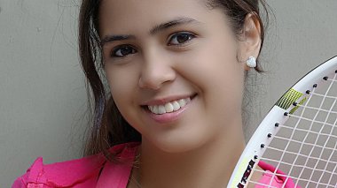 Sevimli kız mutlu atlet