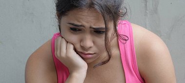 Endişe verici genç kız