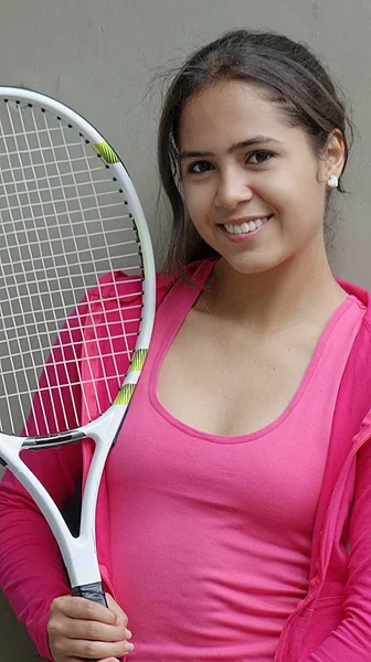 美しい女性の幸せテニス プレーヤー — ストック写真